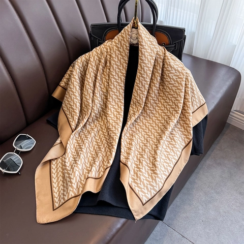 Vierkante Sjaal Elegant V-Letter Print Polyester Satijn Twill Haar Hoofd Nek Doek Voor Vrouwen Vintage Kantoor Stijl