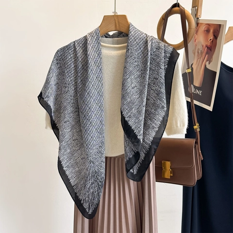 Sciarpa Quadrata Elegante In Raso Sintetica Da Donna Grande Scialle Avvolgente Trama Intrecciata Bianco Nero Accessorio Moda
