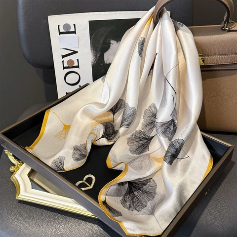 Elegante Sciarpa Quadrata in Seta di Gelso Con Motivo a Camelia e Foglie di Ginkgo e Fibbia a Cuore per Donna Accessori Moda