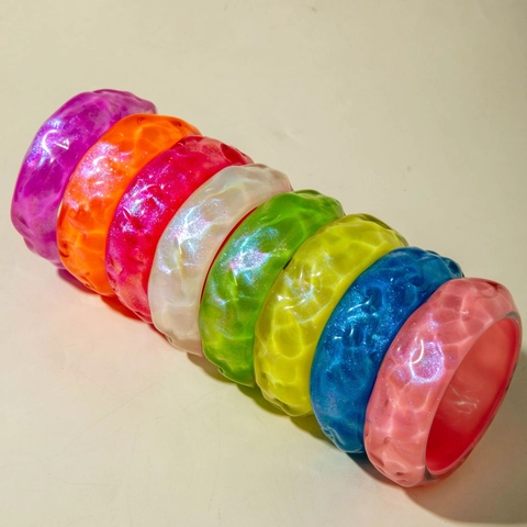 Brazalete De Resina Colorido Textura De Onda Martillada Irregular Brillo Resplandeciente Joyería De Acrílico Para Mujeres