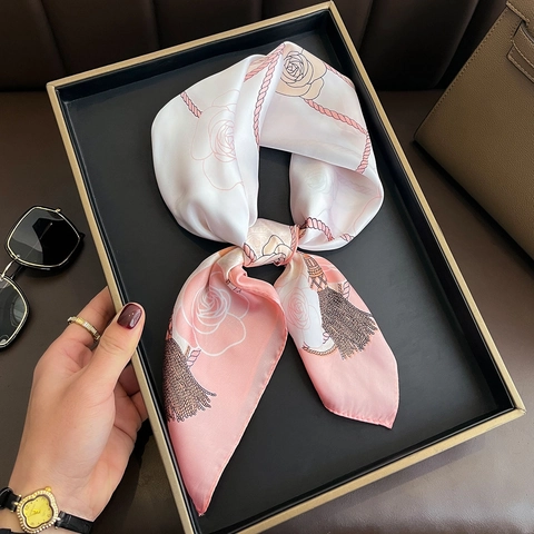 Elegante Pañuelo Cuadrado De Satén De Poliéster Con Estampado Floral De Rosas Accesorio Versátil Para El Cabello Cuello Y Bolsos