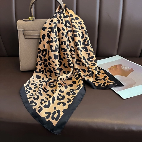 Foulard Quadrato Con Stampa Leopardata Raso Poliestere Setoso Donna Bordo Nero Ufficio Protezione Solare Moda