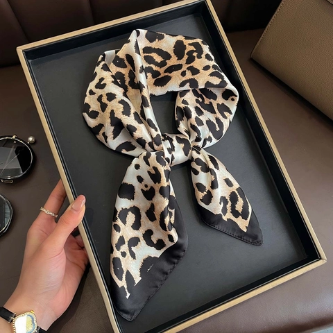 Foulard Quadrato Con Stampa Leopardata Raso Poliestere Setoso Donna Bordo Nero Ufficio Protezione Solare Moda