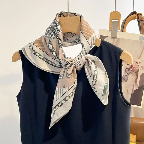 Elegante Dames Vierkante Sjaal Polyester Satijnachtig Kettingprint Vintage Halssjaal Veelzijdige Modeaccessoire Voor De Lente