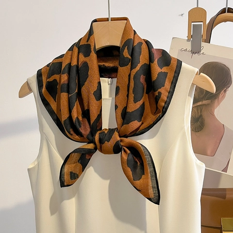 Foulard Carré Imprimé Léopard Sensation Satin Polyester Élégant Mode Léger Pour Femmes