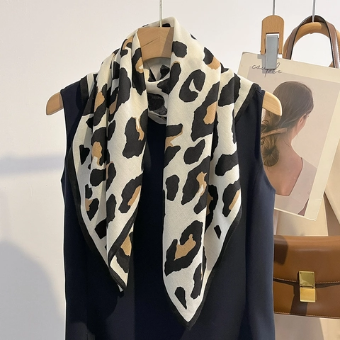 Foulard Carré Imprimé Léopard Sensation Satin Polyester Élégant Mode Léger Pour Femmes