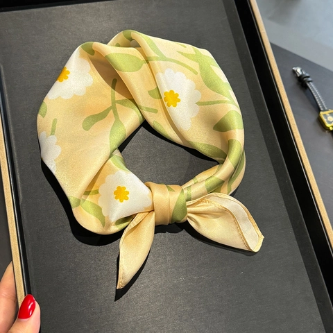 Women's 100% Mulberry Silk Square Scarf Elegant White Daisy Floral Print Lightweight Sun Protection Neck Scarf Luxury Gift