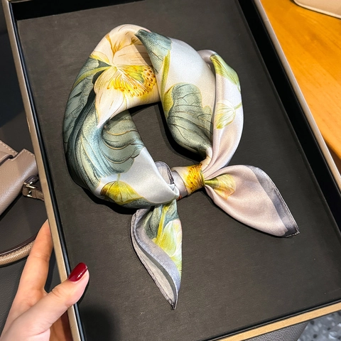 MaulbeerSatin Quadratischer Schal Lotusblume Koi Fisch Druck Eleganter Professioneller Hals Kopf Haar Handtasche Accessoire