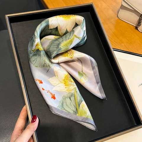 MaulbeerSatin Quadratischer Schal Lotusblume Koi Fisch Druck Eleganter Professioneller Hals Kopf Haar Handtasche Accessoire