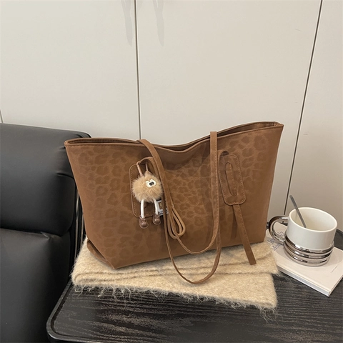 Leopard Print Large Capacity Tote Bag For Women Vintage Matte Faux Suede Shoulder Commuting Bag With Plush Pendant Handbag