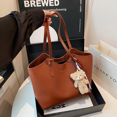 Women Large Capacity Tote Bag Soft PU Leather Retro Shoulder Bag For Commuting With Plush Bear Charm Ribbon Versatile