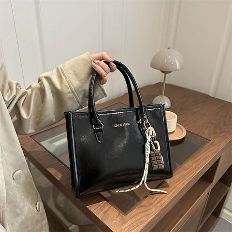 Bolso Tote De Mujer De Cuero PU Brillante Gran Capacidad Bolso De Mano Con Colgante De Chocolate Color Sólido Bolso De Hombro