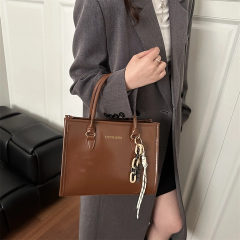 Sac Fourre-tout en Cuir PU pour Femmes Grande Capacité Sac à Bandoulière Avec Impression de Lettres Dorées et Pendentif Créatif