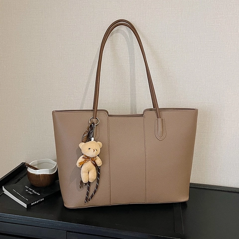 Sac Cabas Grande Capacité Pour Femmes Cuir PU Motif Lychee Sac À Épaule Commuter Sac À Main Élégant Avec Pendentif Ours