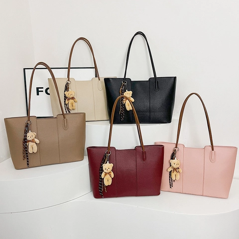 Sac Cabas Grande Capacité Pour Femmes Cuir PU Motif Lychee Sac À Épaule Commuter Sac À Main Élégant Avec Pendentif Ours