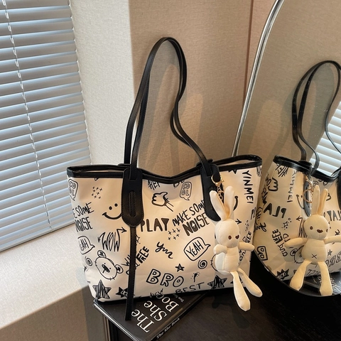 Sac Fourre-Tout Graffiti Pour Femmes En Cuir PU Grande Capacité Sac À Épaule Mode Décontractée Avec Pendentif Lapin