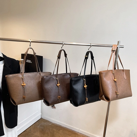 Vintage PU Leather Large Capacity Tote Bag For Women Retro Oil Wax Shoulder Bag With Wood Bead Tassel Handbag For Work
