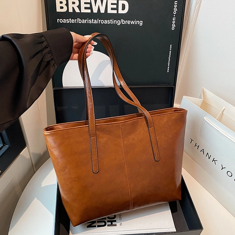Vintage PU Leder Tote Bag Mit Großer Kapazität Für Damen Mode Oil Wax Schulterhandtasche Mit Baseball Anhänger Dekor