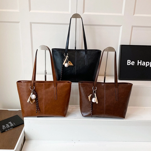 Vintage PU Leder Tote Bag Mit Großer Kapazität Für Damen Mode Oil Wax Schulterhandtasche Mit Baseball Anhänger Dekor