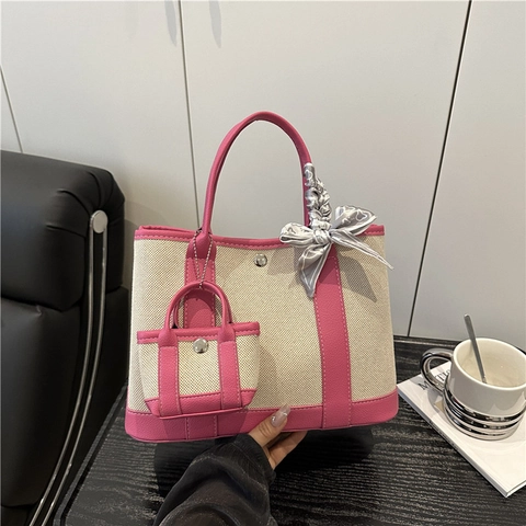 Borsa Tote In Tela E Pelle Sintetica Patchwork Da Donna Con Mini Ciondolo E Sciarpa Di Raso Elegante Borsa A Mano A Contrasto