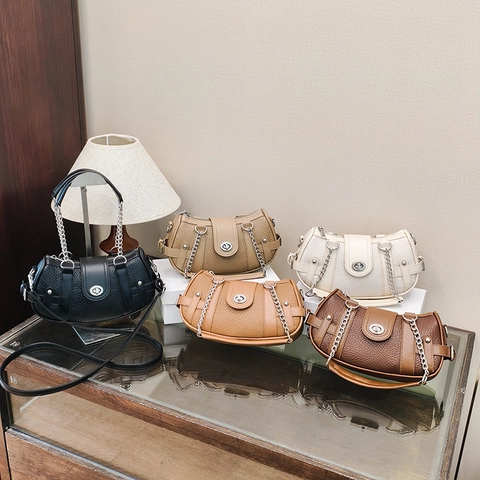 Damen PU Leder Umhängetasche Lychee Muster Halbmond Schultertasche Silberne Kette Drehverschluss Retro Chic Motorrad Stil