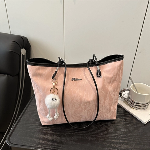 Sac Cabas Grande Capacité Pour Femmes Rétro Texture Froissée Cuir PU Sac À Épaule Avec Pendentif En Peluche Voyage Sac À Main