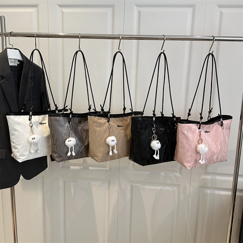 Sac Cabas Grande Capacité Pour Femmes Rétro Texture Froissée Cuir PU Sac À Épaule Avec Pendentif En Peluche Voyage Sac À Main