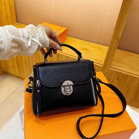 Sac Bandoulière Pour Femme En Cuir PU Grainé Avec Fermoir Argenté Zips Latéraux Et Poignée Supérieure Élégant Et Décontracté