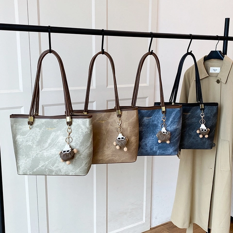 Damen Mode Marmor Textur PU Leder Tote Bag Große Kapazität Pendler Schulter Handtasche Mit Plüsch Monster Anhänger