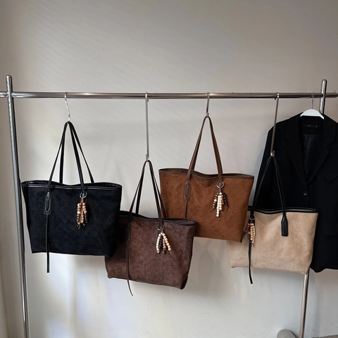 Minimalistische Wildleder Tote Bag Damen Große Kapazität Geprägtes Schachbrett Schultertasche Mit Holzperlen Quasten Charm