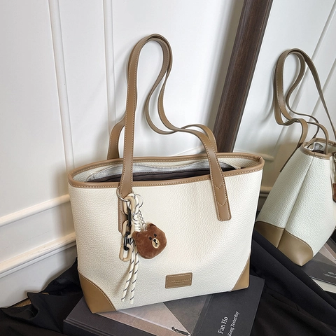 Grand Sac Fourre-Tout Pour Femmes Cuir PU Motif Litchi Rétro Sac À Épaule Minimaliste Bordure Contrastée Avec Pendentif Ours