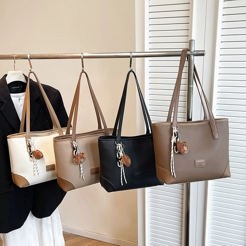 Grand Sac Fourre-Tout Pour Femmes Cuir PU Motif Litchi Rétro Sac À Épaule Minimaliste Bordure Contrastée Avec Pendentif Ours