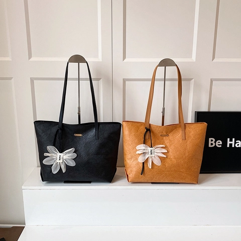 Large Capacity Women PU Leather Tote Bag With Flower Charm Simple Commuter Shoulder Bag Solid Color Underarm Bag Minimalist Handbag