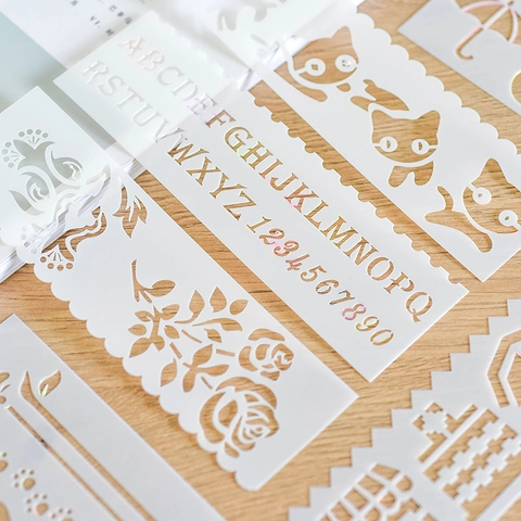 Stencil per Disegno Fai-da-te Traforati Alfabeto Numeri Animali Fiori Plastica PET Righello Bordo in Pizzo per Scrapbooking