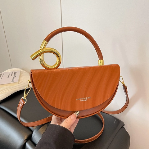 Lussuosa Borsa a Sella in Pelle PU per Donna Con Trama a Onde e Manico in Metallo Dorato Borsa a Tracolla Retrò a Mezzaluna