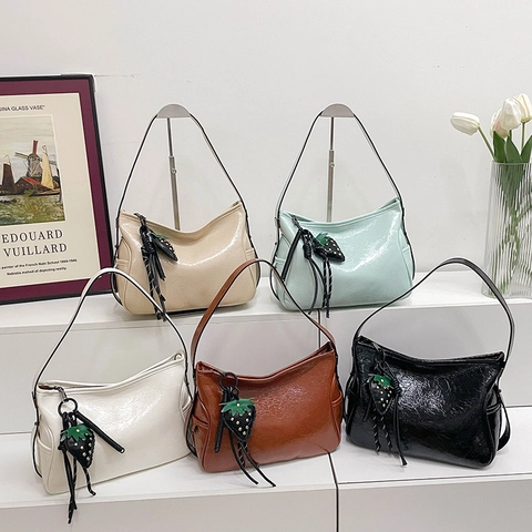 Borsa a Tracolla Donna Vintage in Pelle PU Consistenza Lucida Increspata Tote Bag Con Pendente a Fragola e Rivetti
