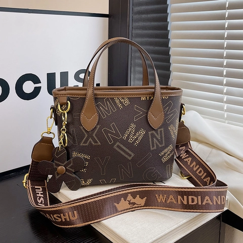 Sac Seau Femme En Cuir PU Imprimé Lettres Monogramme Sac À Main Avec Large Bandoulière Amovible Et Breloque Fleurie