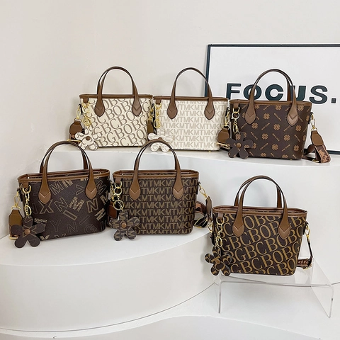 Sac Seau Femme En Cuir PU Imprimé Lettres Monogramme Sac À Main Avec Large Bandoulière Amovible Et Breloque Fleurie