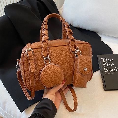 Sac À Main Boston Et Sac Bandoulière En Cuir PU Grainé Avec Poignées Tressées Et Breloques De Pochette Rondes Et Rectangulaires