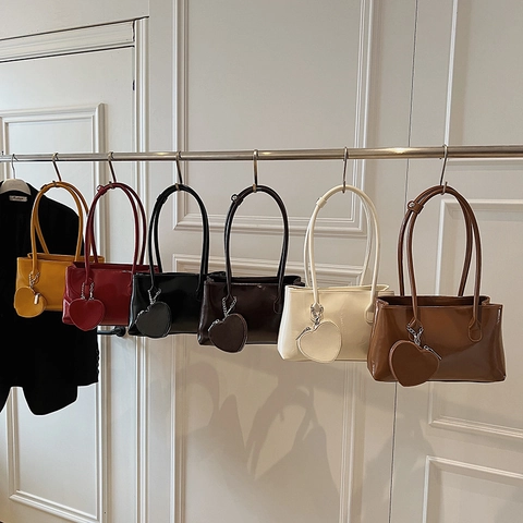 Bolso de Hombro de Cuero PU de Color Sólido para Mujer Con Amuleto de Corazón Bolso Tote Baguette Gran Capacidad