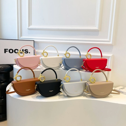 Sac Besace Demi-Lune en Cuir PU pour Femmes Mode Minimaliste Sac Bandoulière Avec Poignée en Métal Sac à Main Pour Voyage Fête
