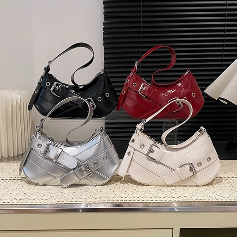 Y2K Motorrad Achseltasche Damen Glänzendes PU Leder Halbmond Hobo Tasche Mit Schnallenriemen Und Metallösen