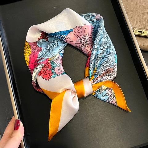 Foulard Quadrato In Raso Di Gelso Con Stampa Floreale Retrò Motivo Cavallo Bordo A Contrasto Accessorio Elegante Donna