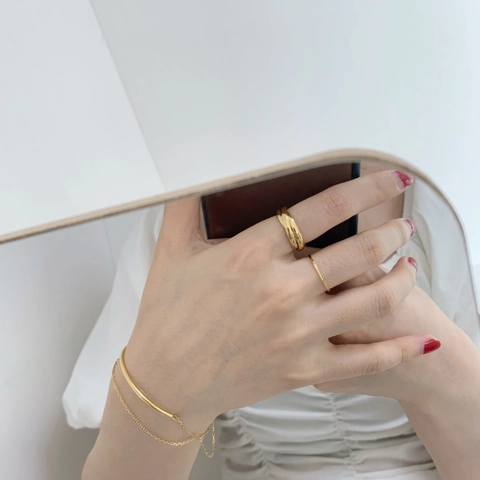 Minimalistische Dunne Ring 18K Verguld Titaniumstaal Spiegel Gepolijst Stapelbaar Geometrische Sieraden Voor Vrouwen