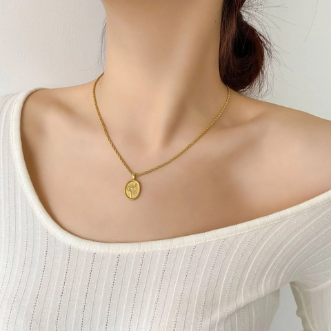 Vintage Oval Pendant Necklace For Women Retro Flower Relief Titanium Steel 18K Gold Plated Rope Chain French Minimalist Jewelry