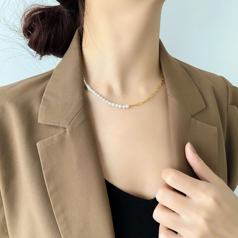 Collana Minimalista Con Perla Artificial Di Conchiglia Bianca E Catena A Graffetta In Acciaio Al Titanio Dorato Per Donna Accessorio
