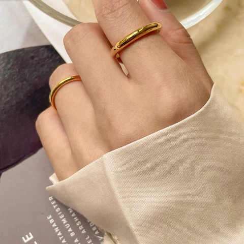 Minimalistischer Französischer Retro Titanstahlring Gewölbt Glatt Poliert Stapelbar Vintage Vergoldeter Schmuck Für Damen