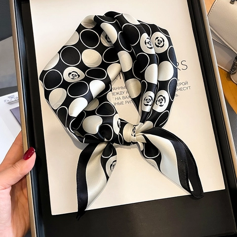 MaulbeerSatin Quadratischer Schal Kamelienblüten Punktemuster Eleganter Modischer Pendler Hals Tuch Frauen