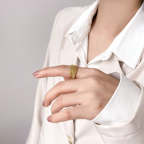 Französischer Retro Vergoldeter Edelstahlring Für Damen Weizenmuster Hammerschlagtextur Unregelmäßige Falte Vintage Schmuck