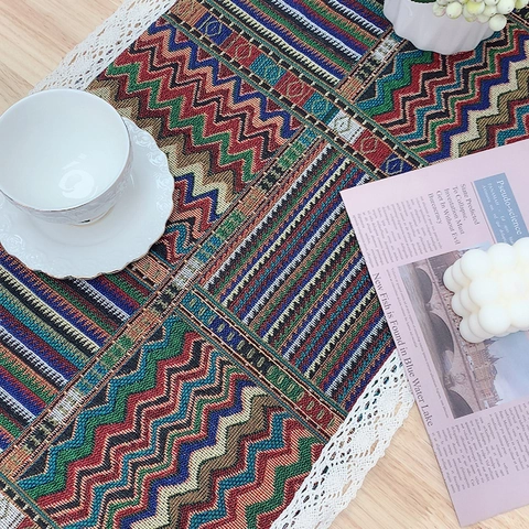 Chemin de Table Jacquard de Style Ethnique Bohème Rayé Géométrique Avec Bordure en Dentelle Décoration de Table à Manger Textile Maison